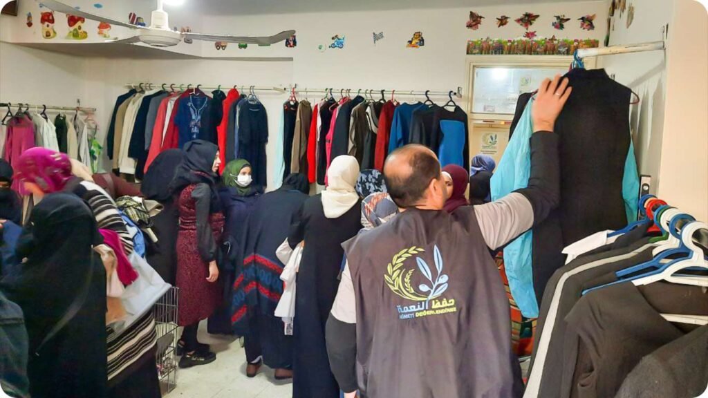 مشروع معرض الألبسة لتوزيع الألبسة المجانية