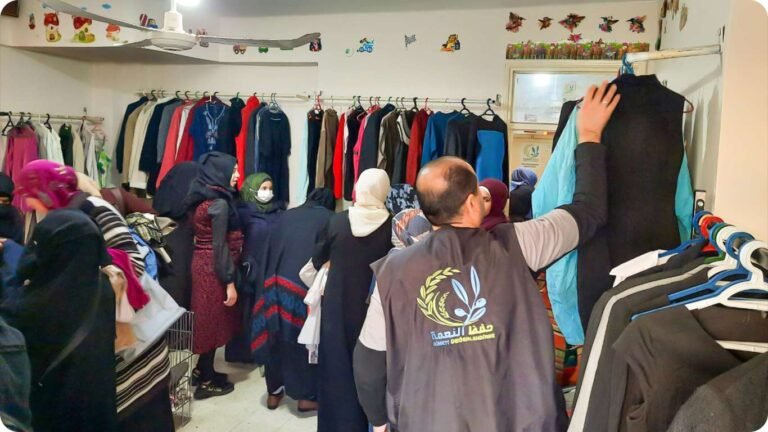 مشروع معرض الألبسة لتوزيع الألبسة المجانية